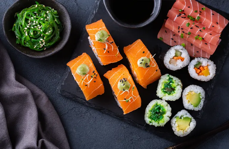 sushi na talerzu